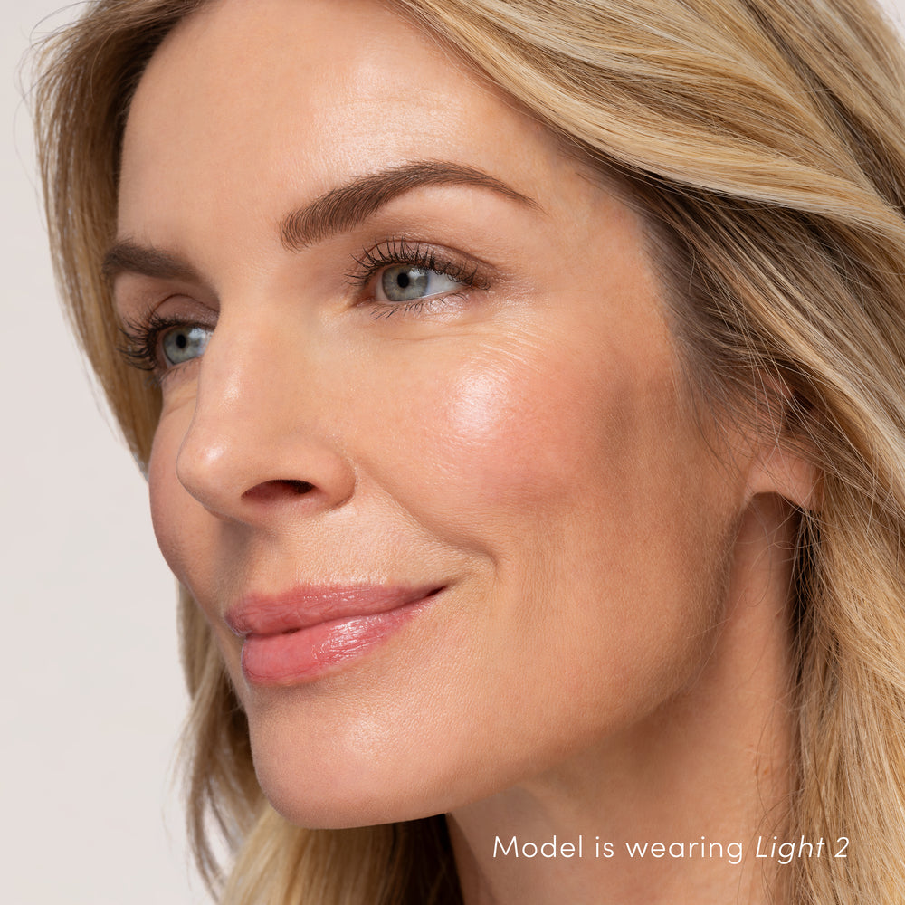 jane iredale HydroPure Tinted Serum Light 2  på modell