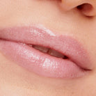 jane iredale HydroPure Hyaluronic Acid Lip Gloss Snow Berry på lepper