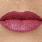 jane iredale Triple Luxe Lipstick Rose på lepper